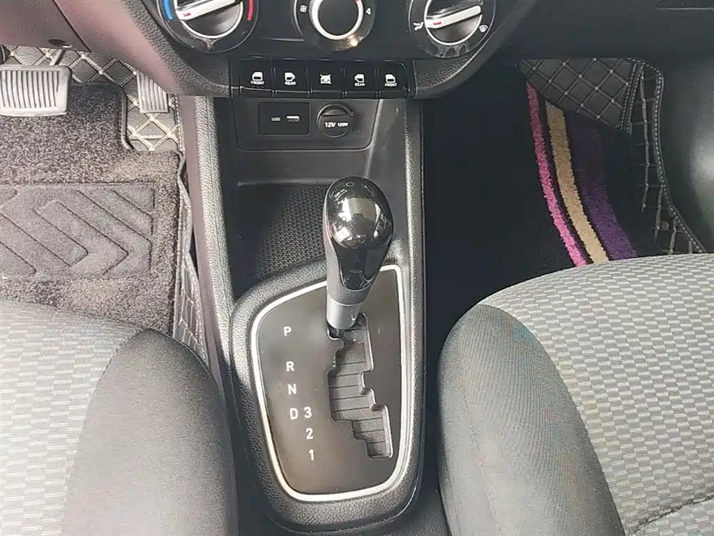 Hyundai Verna 2017 1.4L Automatic Leap Enjoyment Edition China VI фото 14