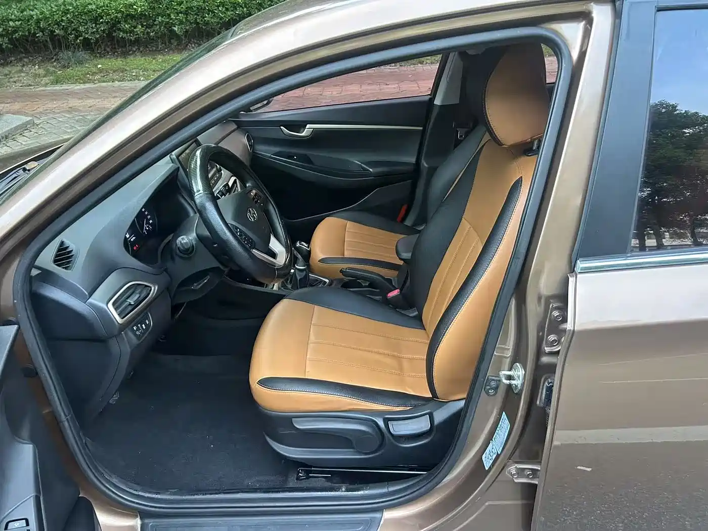 Hyundai Elantra 2017 1.6L Manual DLX Comfort Edition фото 9