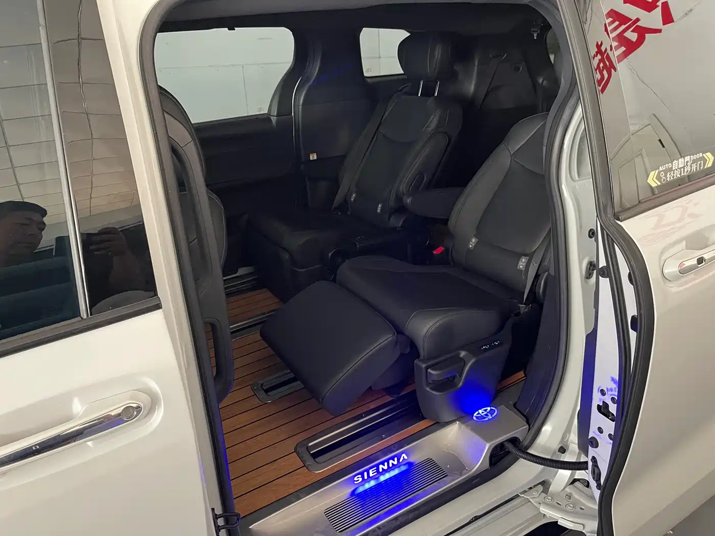 Toyota Sienna 2023 2.5L Hybrid Premium Edition фото 4