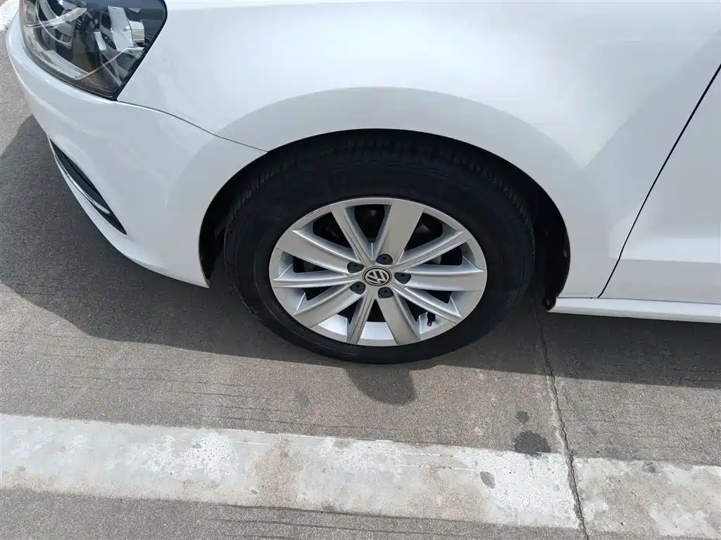 Volkswagen Polo 2014 1.4L Automatic Comfort Edition фото 25