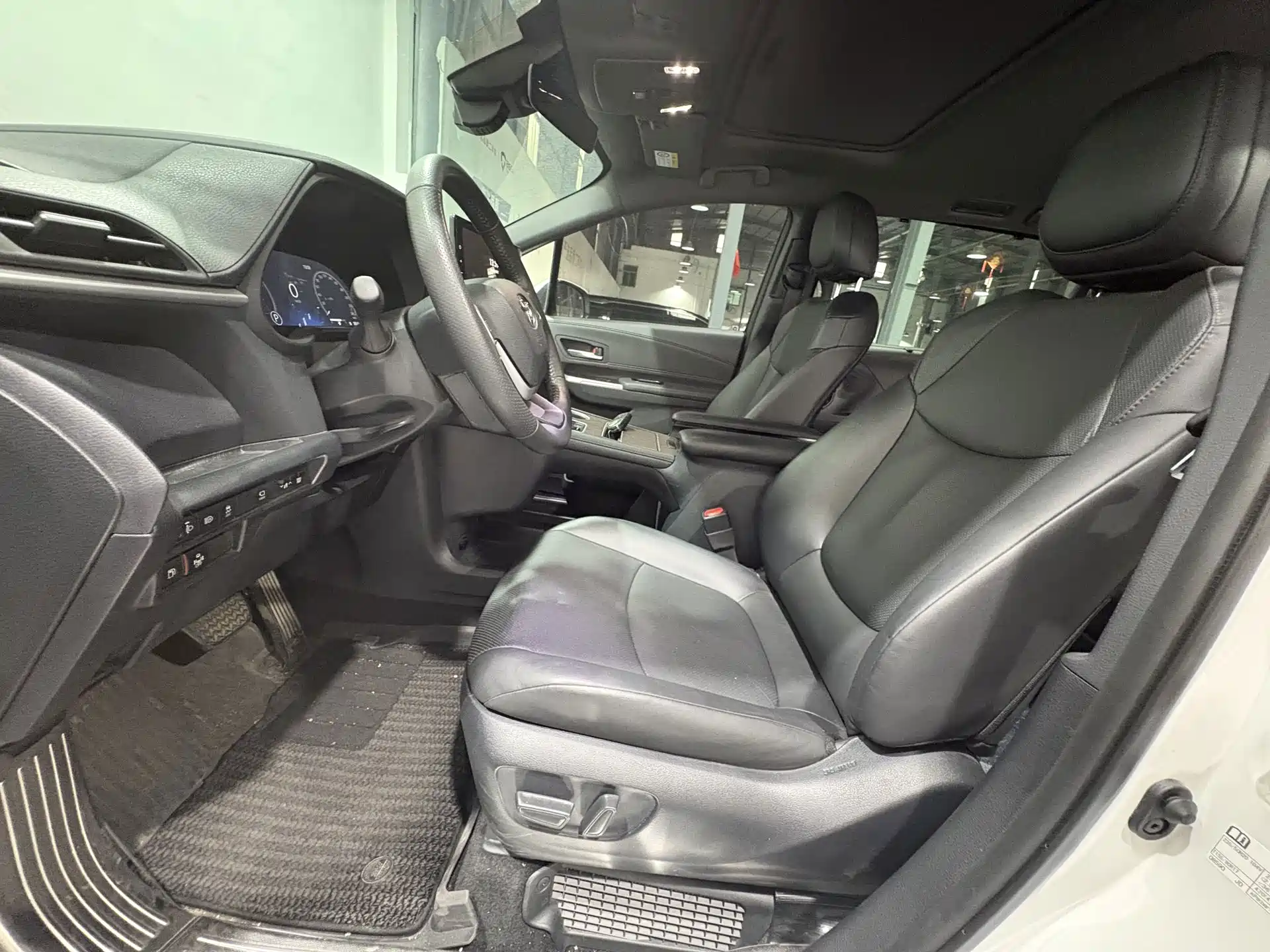 Фото 4 - Toyota Granvia