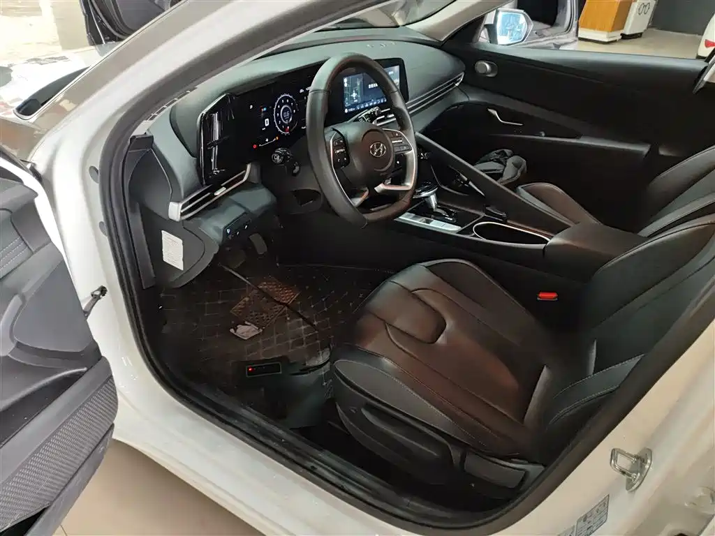 Hyundai Elantra 2022 1.5L CVT GLX Elite Edition фото 15