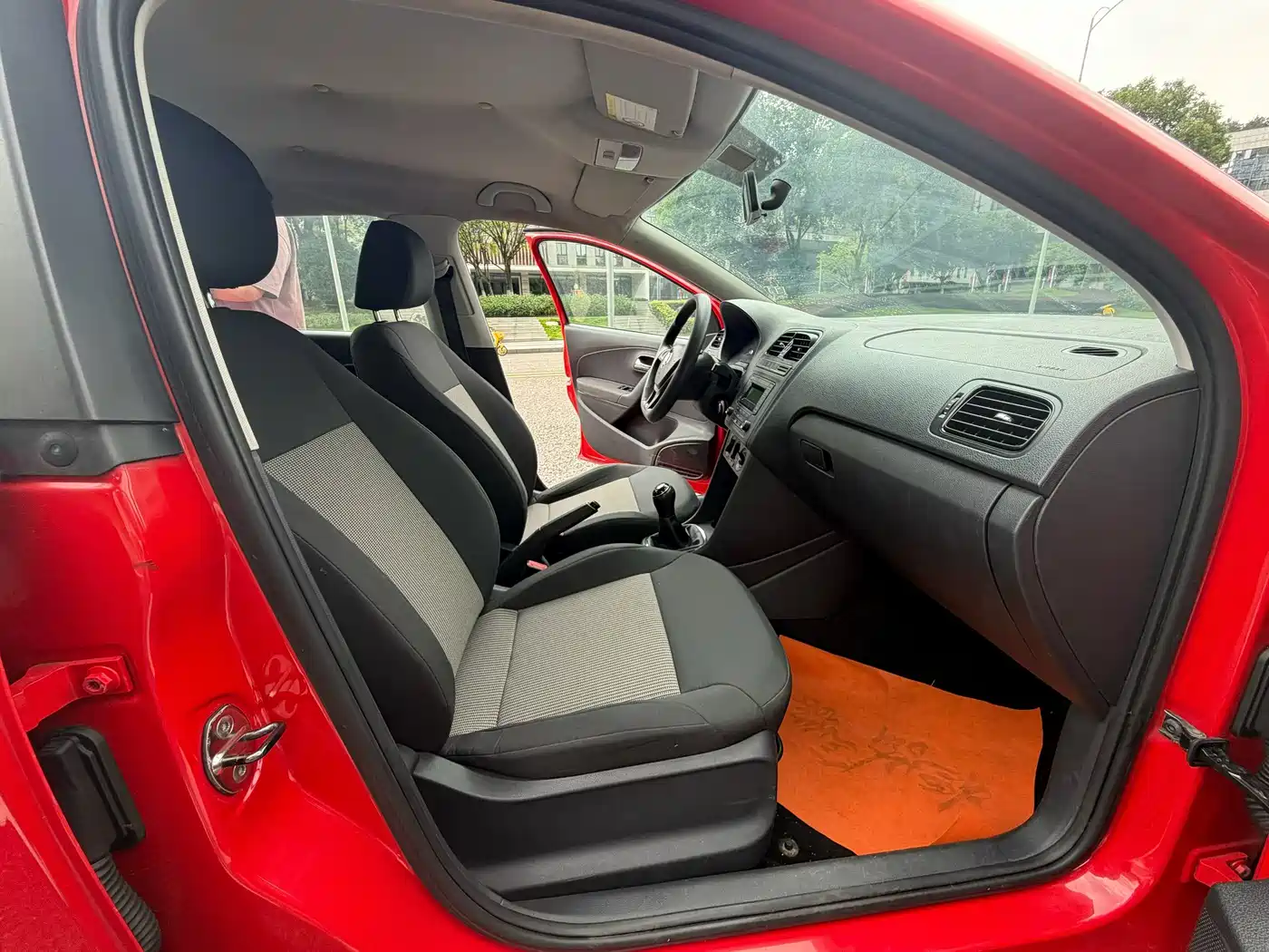 Volkswagen Polo 2014 1.4L Manual Trend Edition фото 4