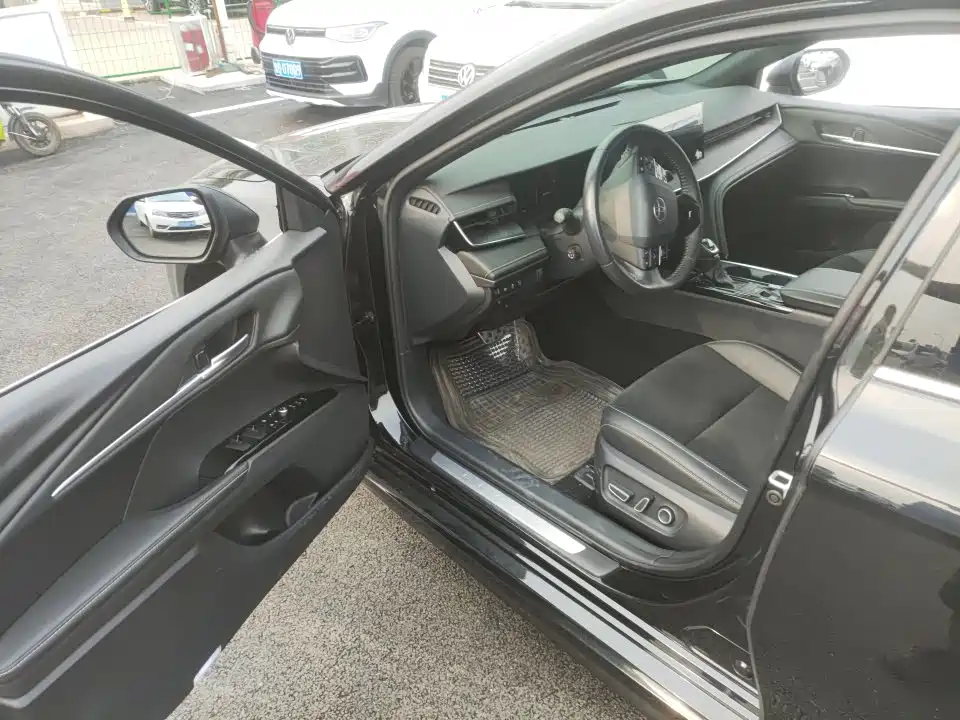 Фото 7 - Toyota Camry