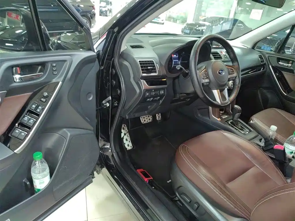 Subaru Forester 2016 2.5i Prestige Navigation Edition фото 12