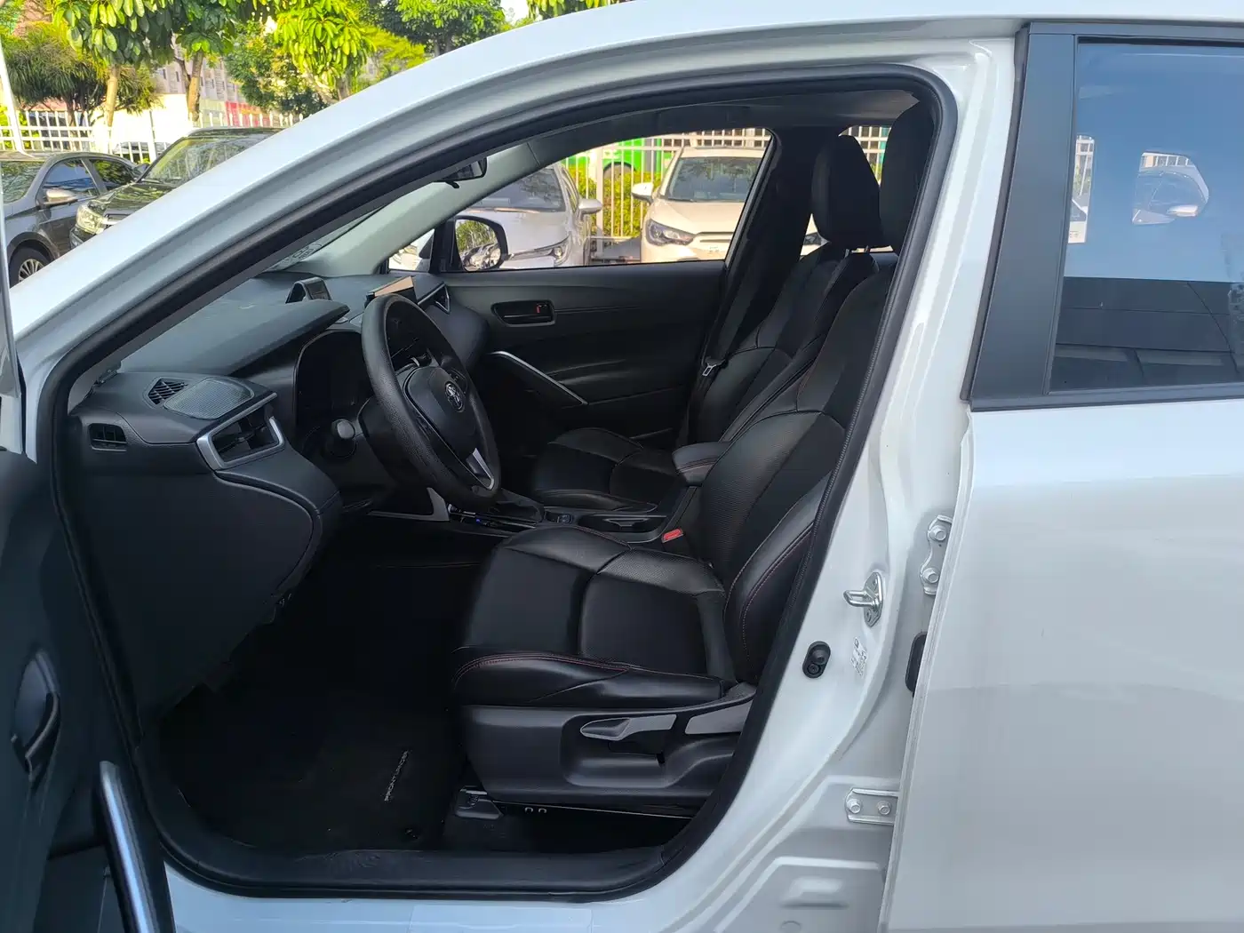 Toyota Frontlander 2023 2.0L CVT Leading Edition фото 3