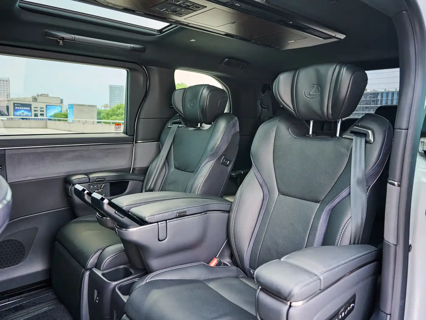 Lexus LM 2023 500h 6-Seater Prestige Edition фото 20