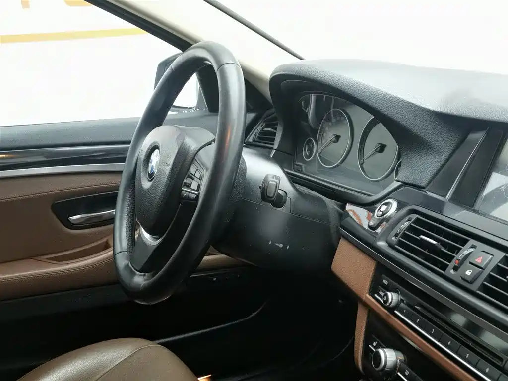 BMW 5 Series 2017 520Li Classic Edition фото 22