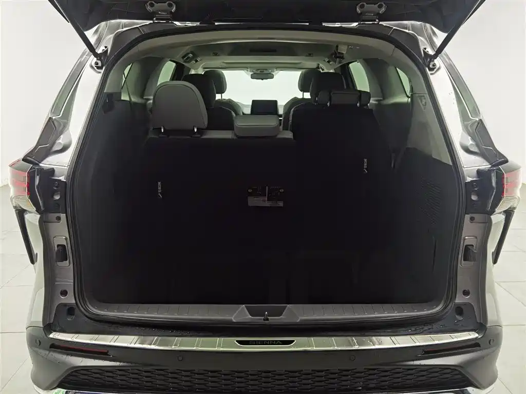 Toyota Granvia 2023 2.5L Hybrid Comfort Edition фото 16