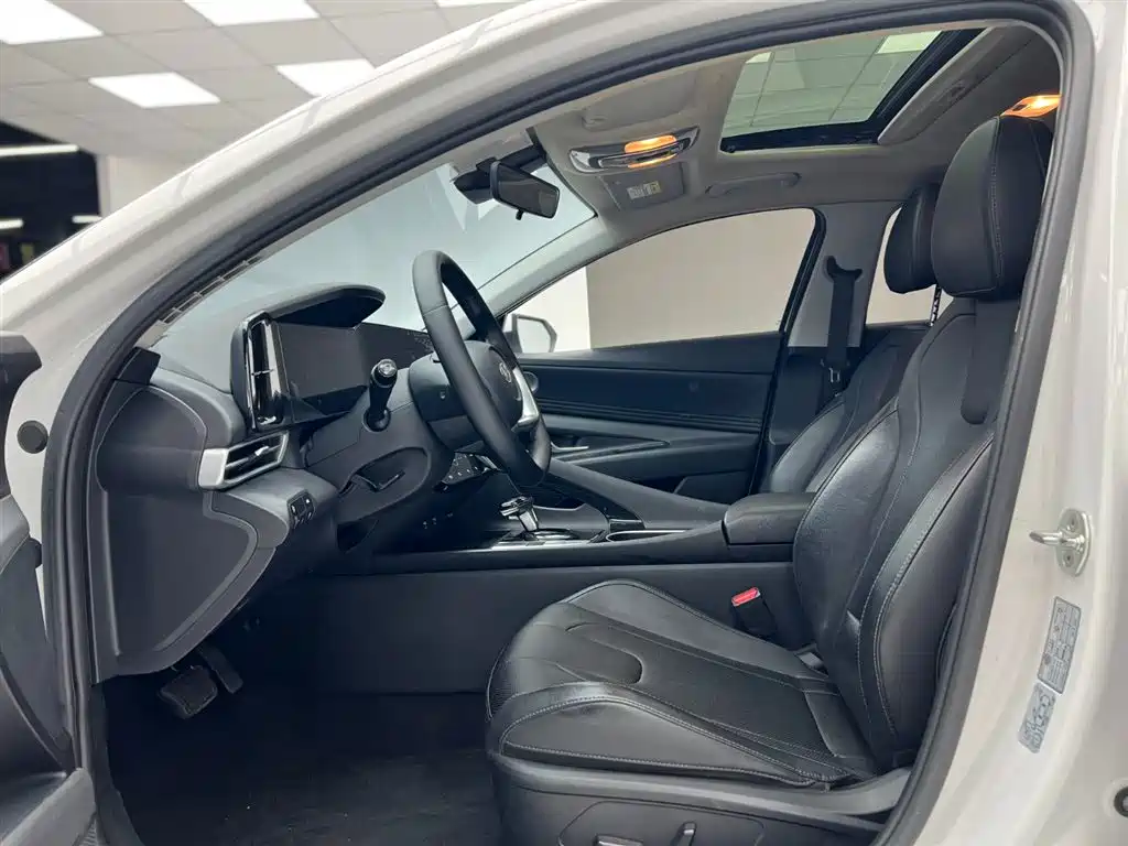 Hyundai Elantra 2021 1.5L CVT LUX Premium Edition фото 14