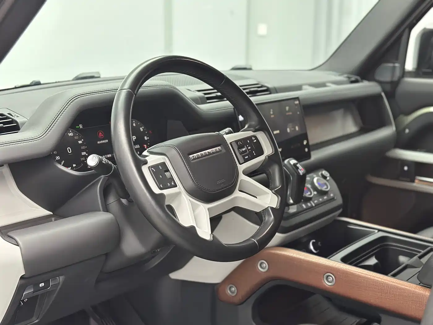 Land Rover Defender 2023 Model 110 3.0T P400 Dark Special Edition фото 20