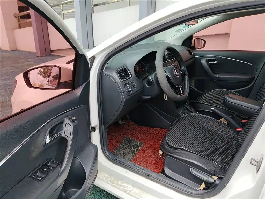 Volkswagen Polo 2016 1.6L Automatic Luxury фото 14