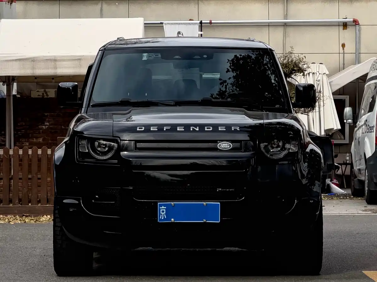 Land Rover Defender 2023 Model 110 3.0T P400 Dark Special Edition фото 2