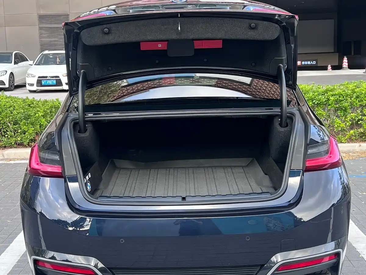 BMW i3 2023 eDrive 40 L Shadow Night Sport Package фото 8