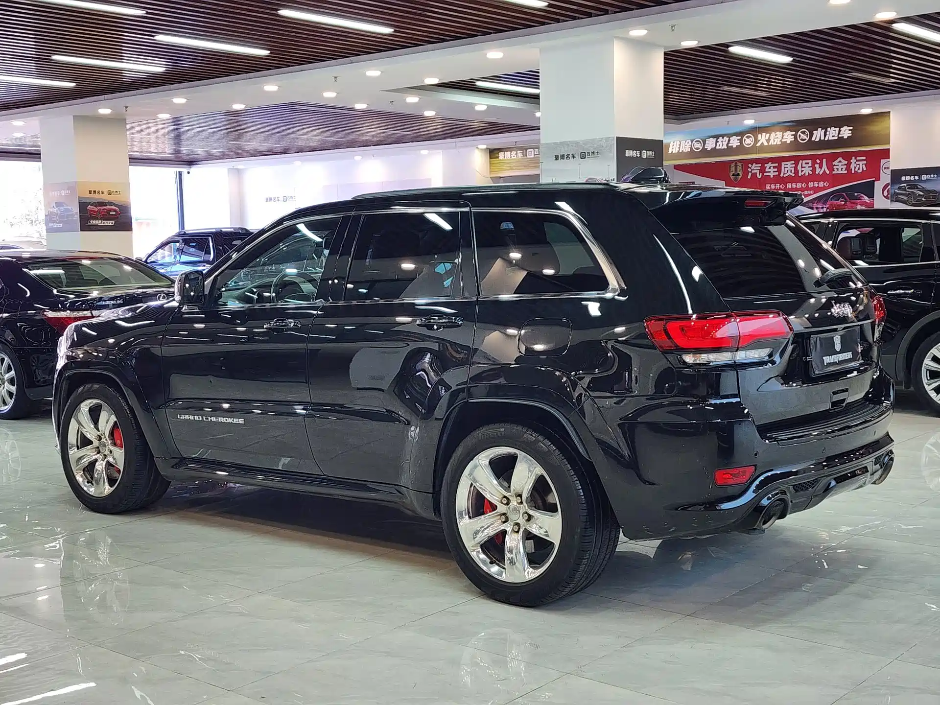 صورة 5 - Jeep Grand Cherokee SRT