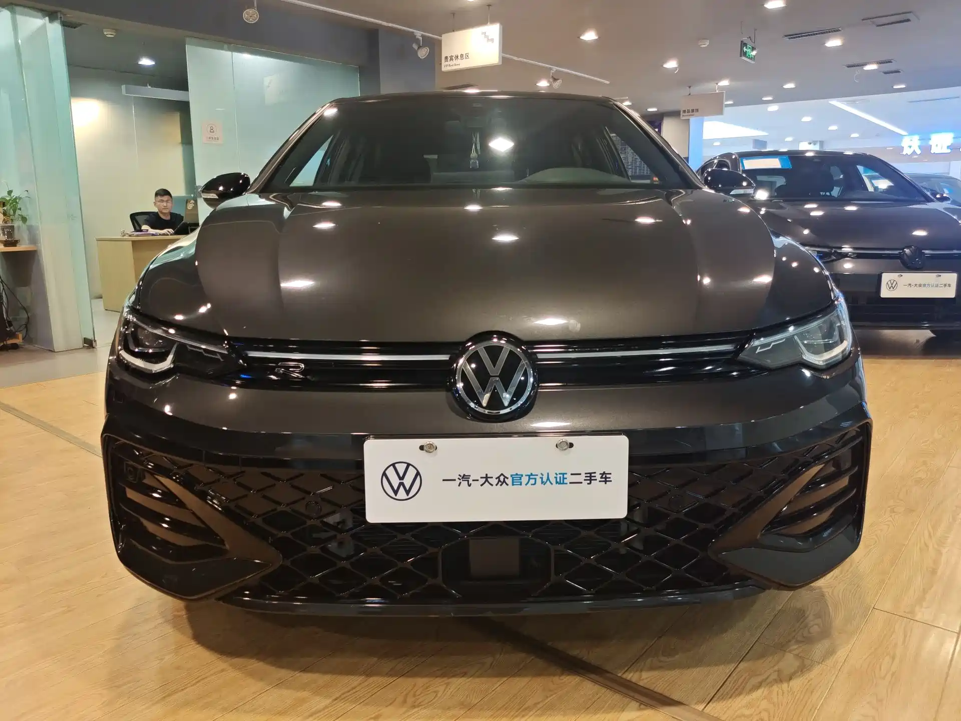 Фото 2 - Volkswagen Golf
