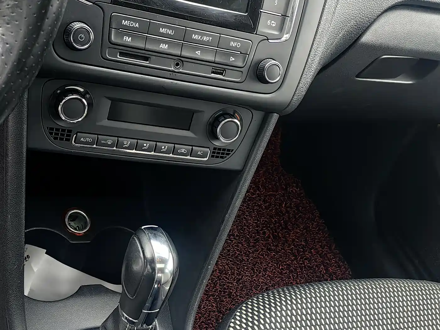 Volkswagen Polo 2014 1.6L Cross Polo Automatic фото 18