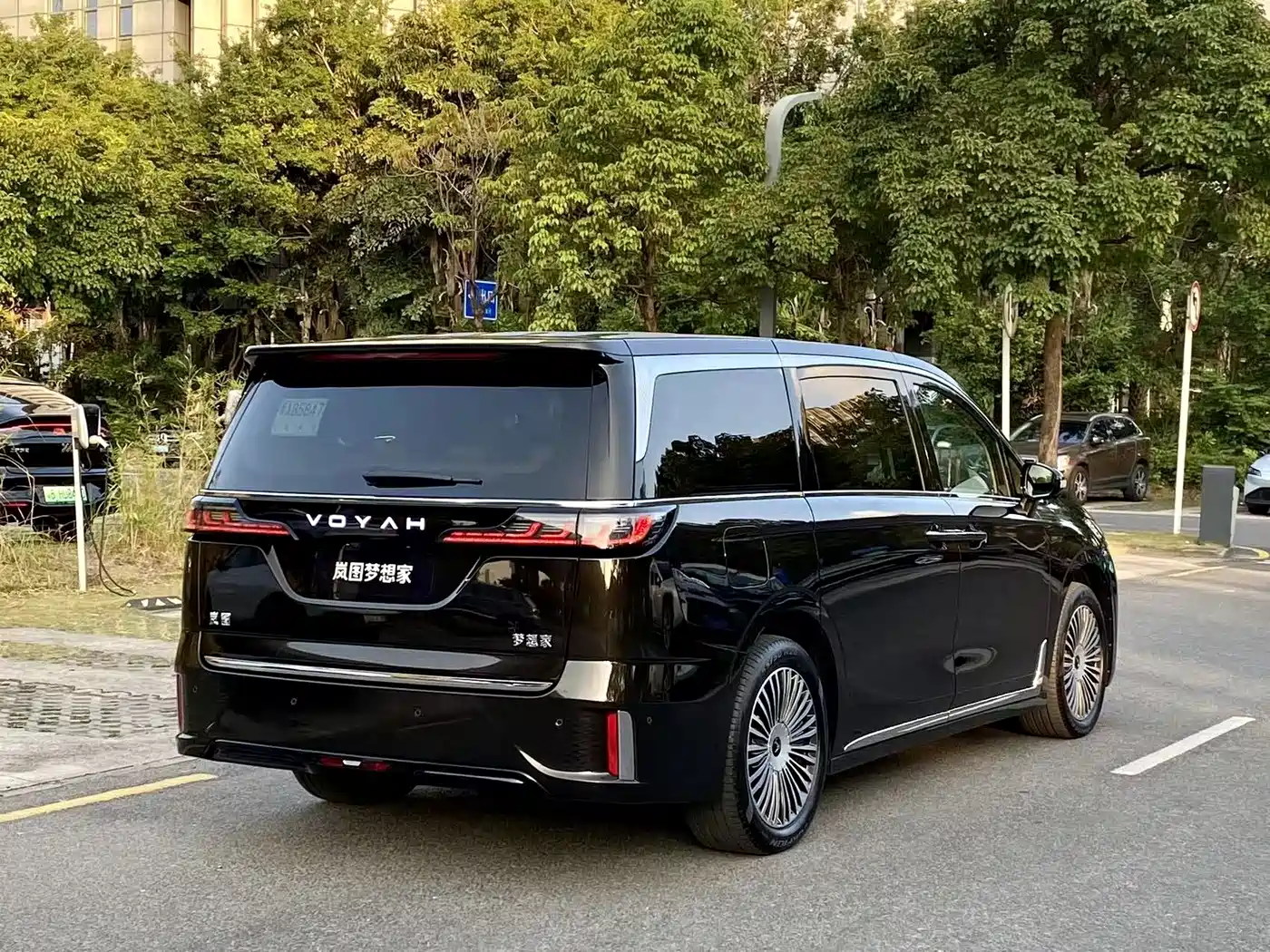 Voyah Auto Voyah Dreamer 2025 PHEV AWD Flagship Kunpeng Edition фото 13