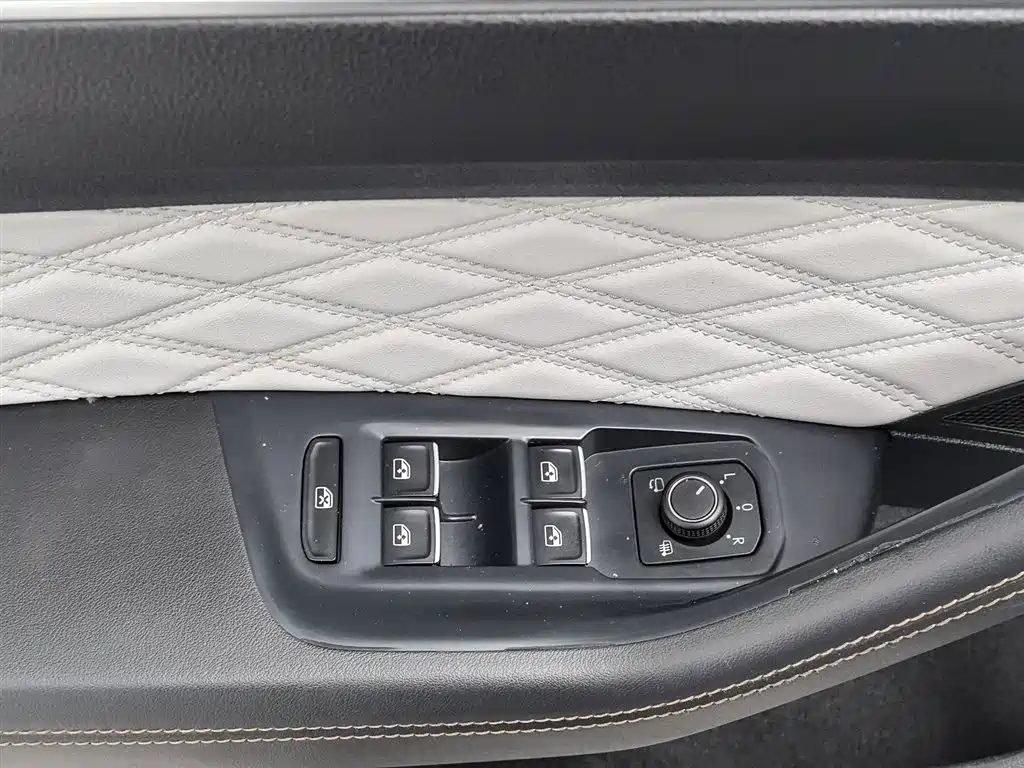 Volkswagen Magotan 2023 Model 2 Million Commemorative Edition 330TSI DSG Luxury фото 9