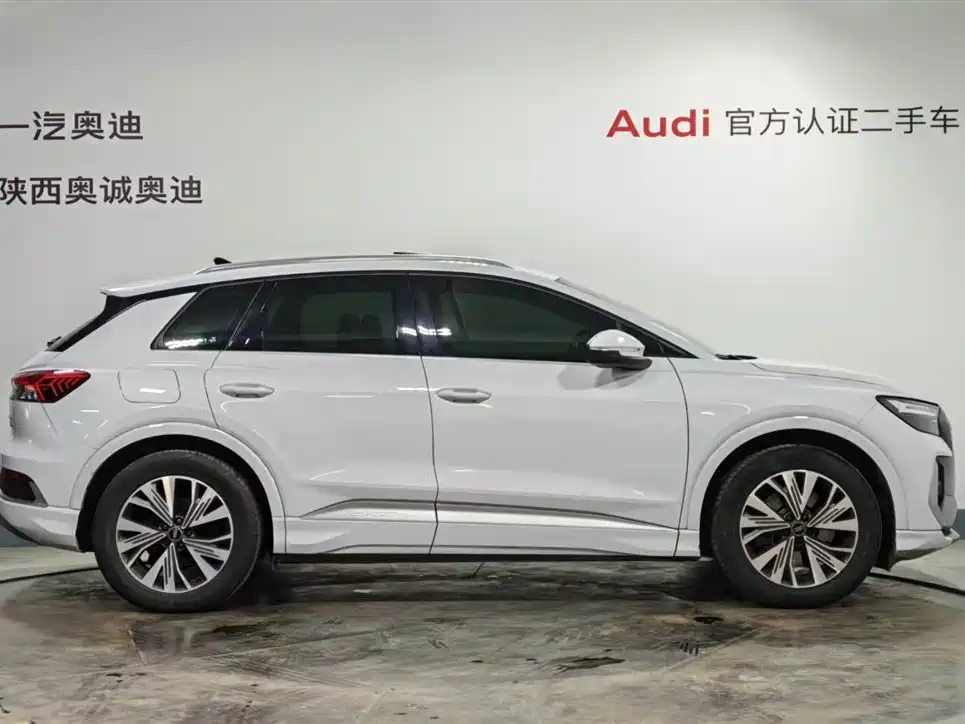 AUDI Q4 E TRON