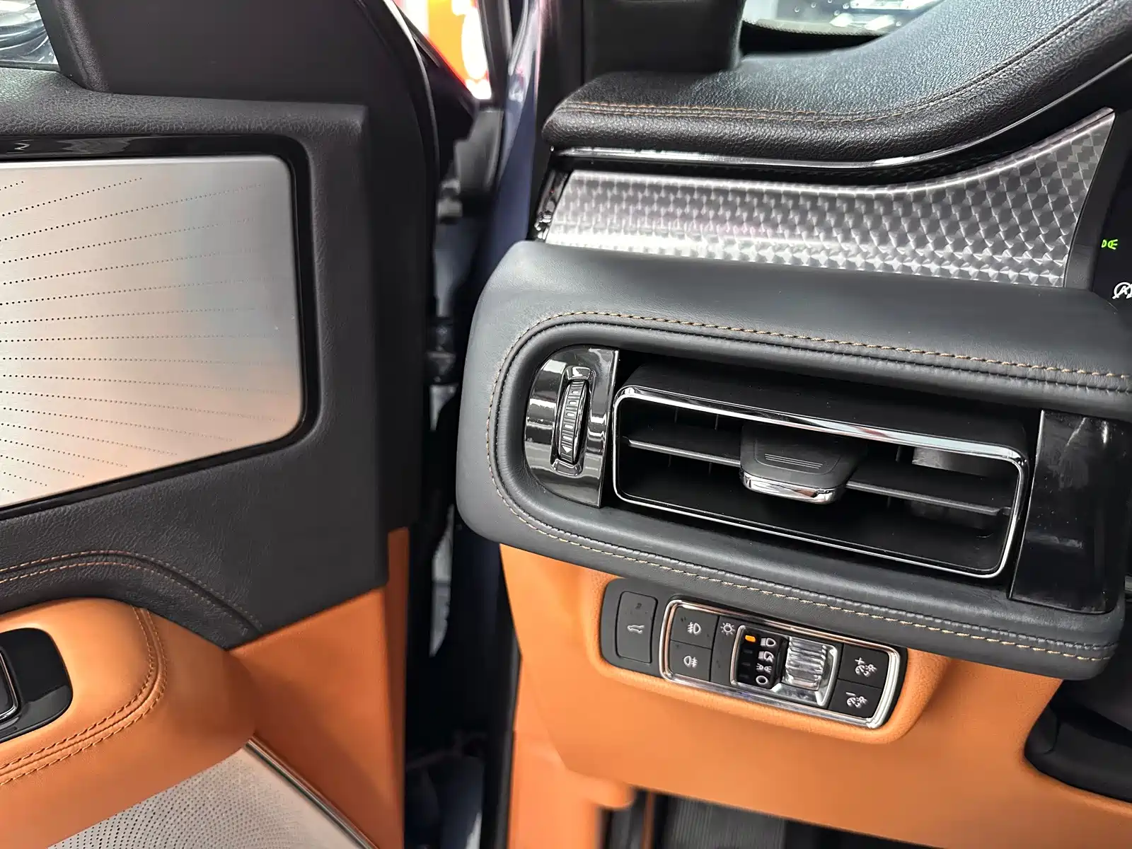 Фото 22 - Lincoln Aviator