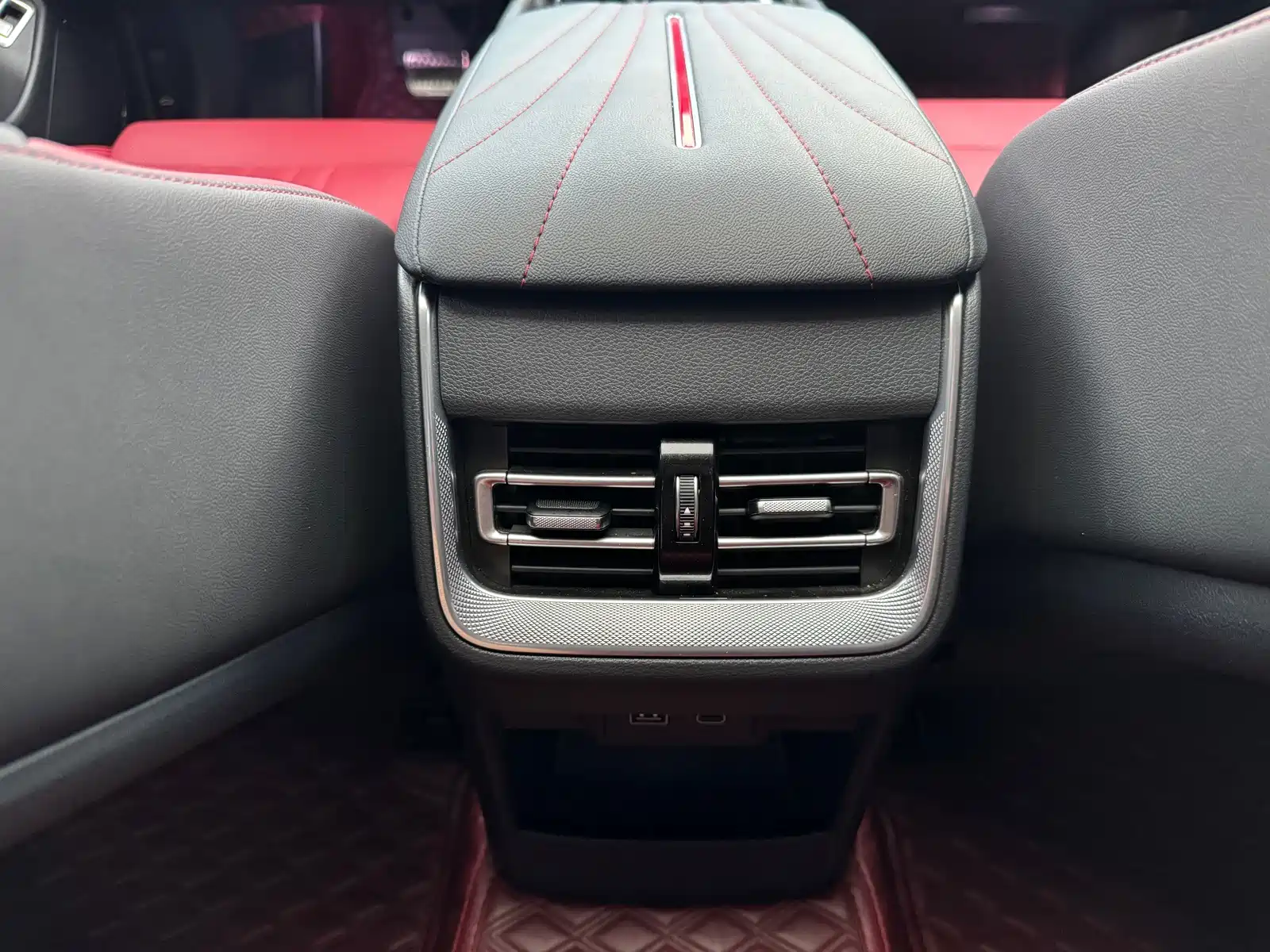 Фото 20 - Hongqi H6