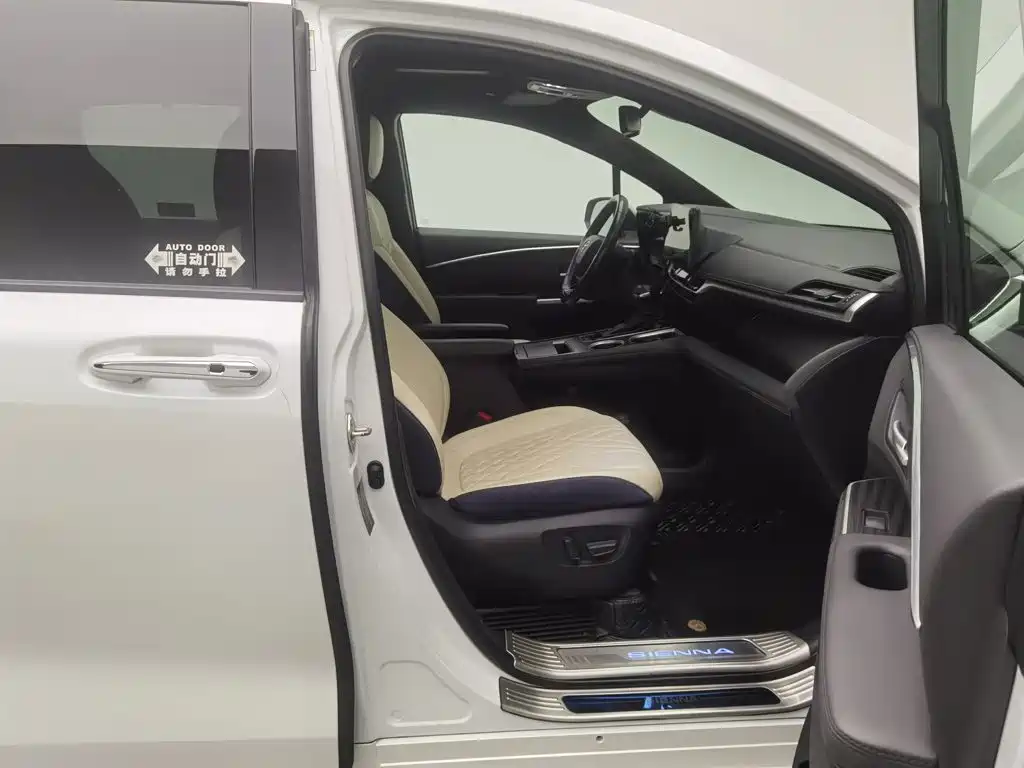 Photo 23 - Toyota Sienna