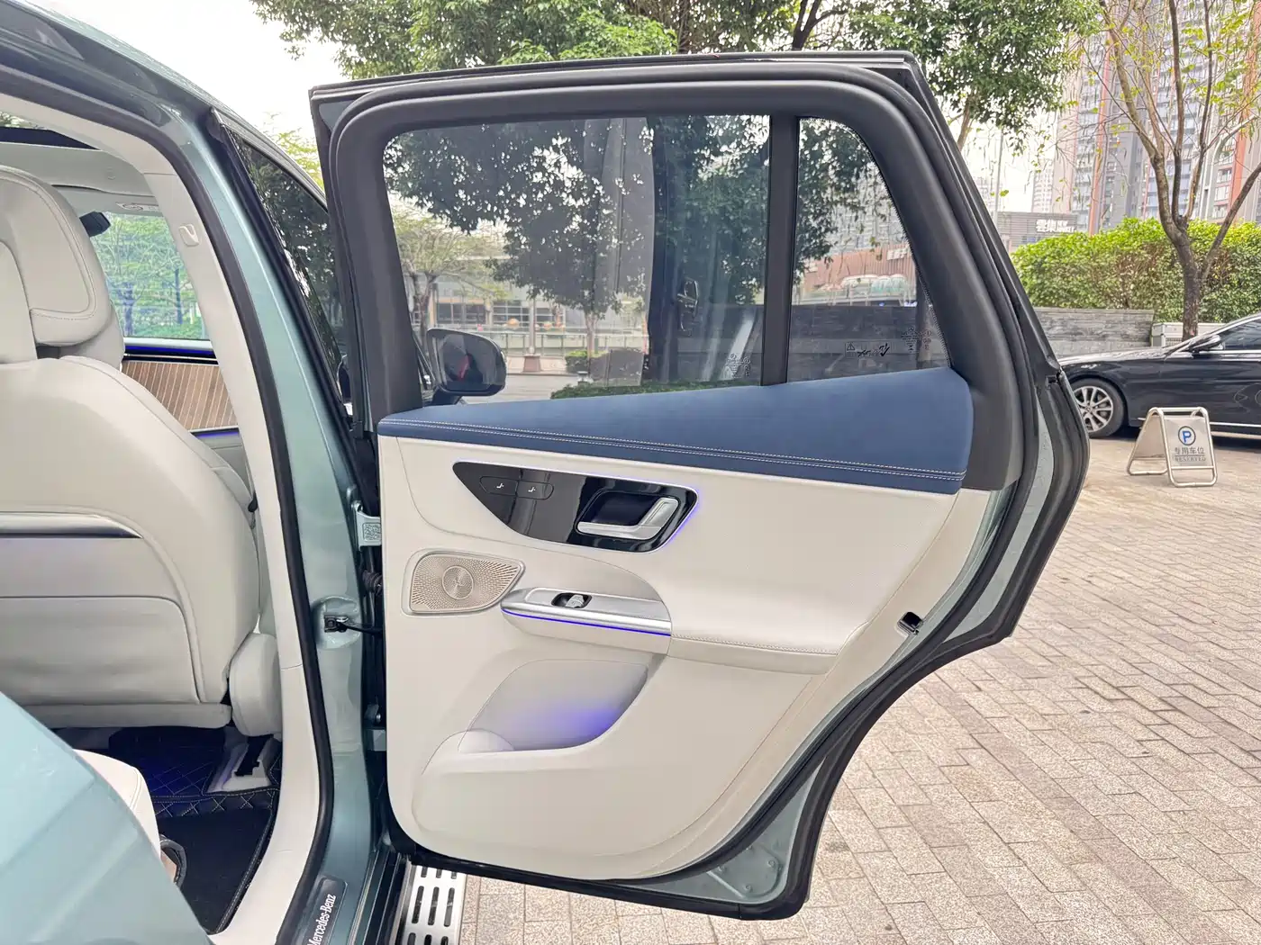 MERCEDES-BENZ EQE SUV