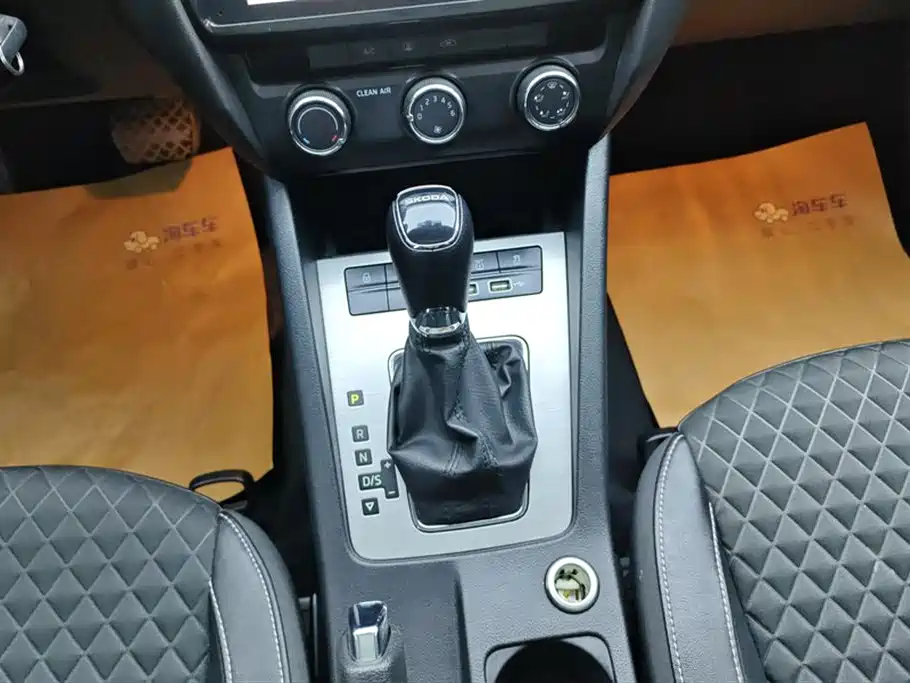 Škoda Octavia 2019 1.5L Automatic Smart Luxury China VI фото 16
