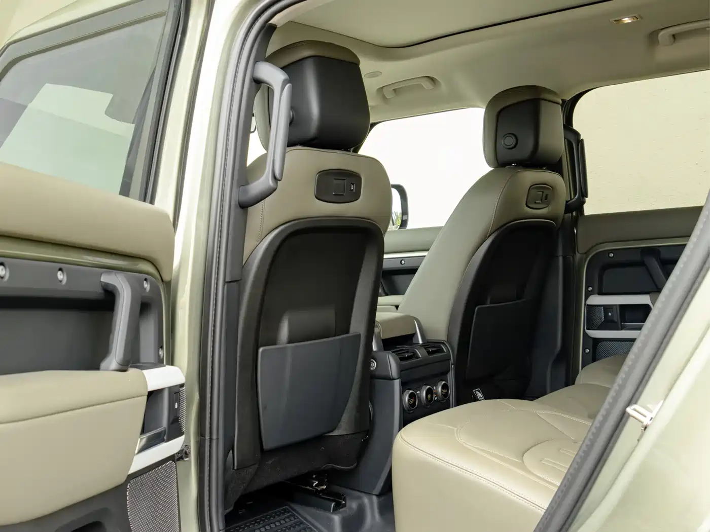 Land Rover Defender 2020 110 P400 Dark Special Edition фото 8
