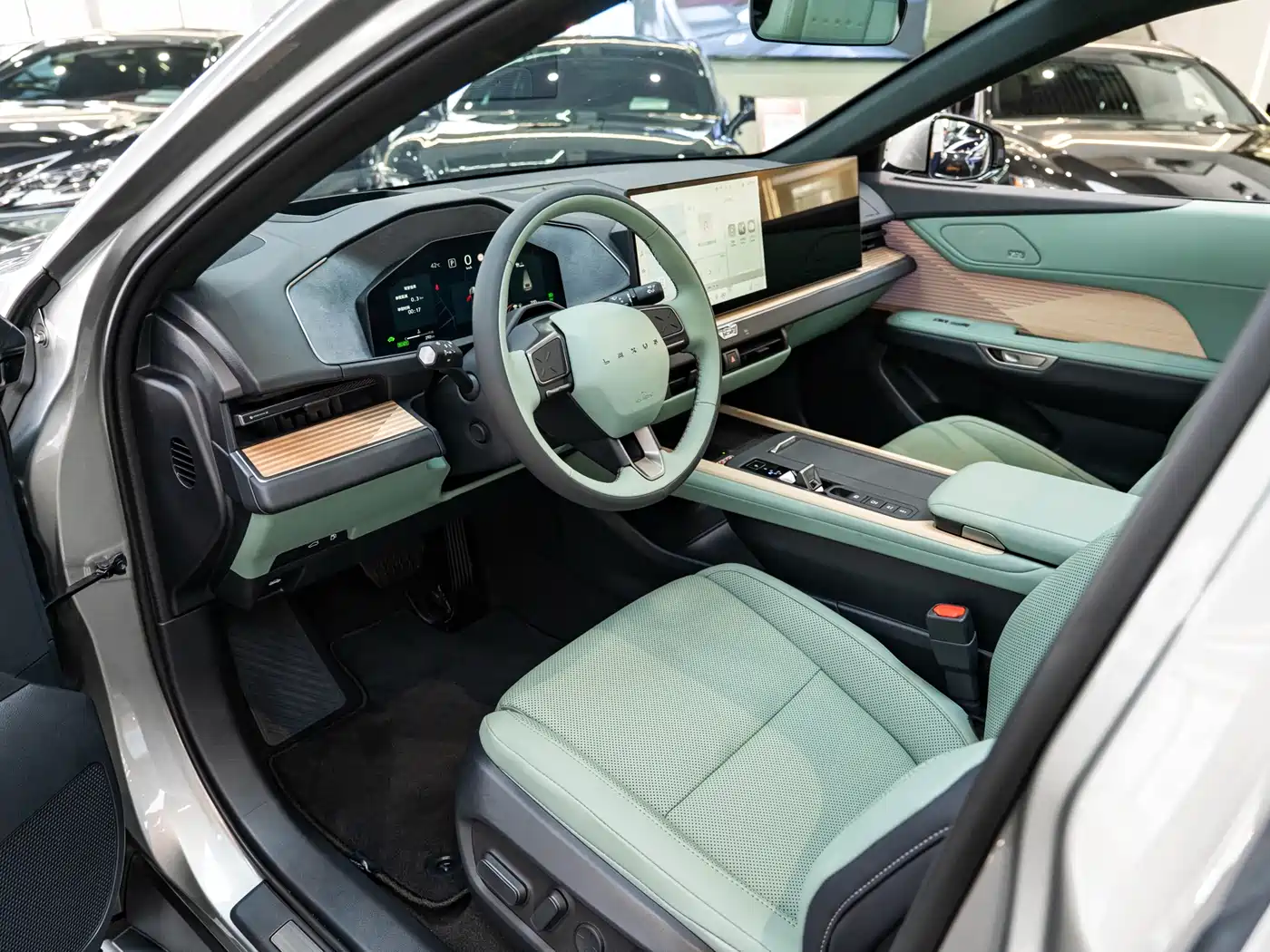 Lexus ES 2025 Model 300h Base Version фото 9
