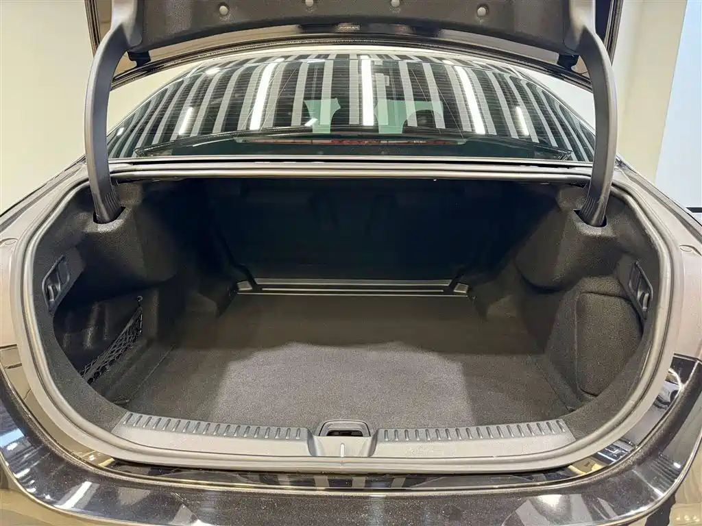 Mercedes-Benz E-Class 2024 Model E 300 L Luxury фото 12