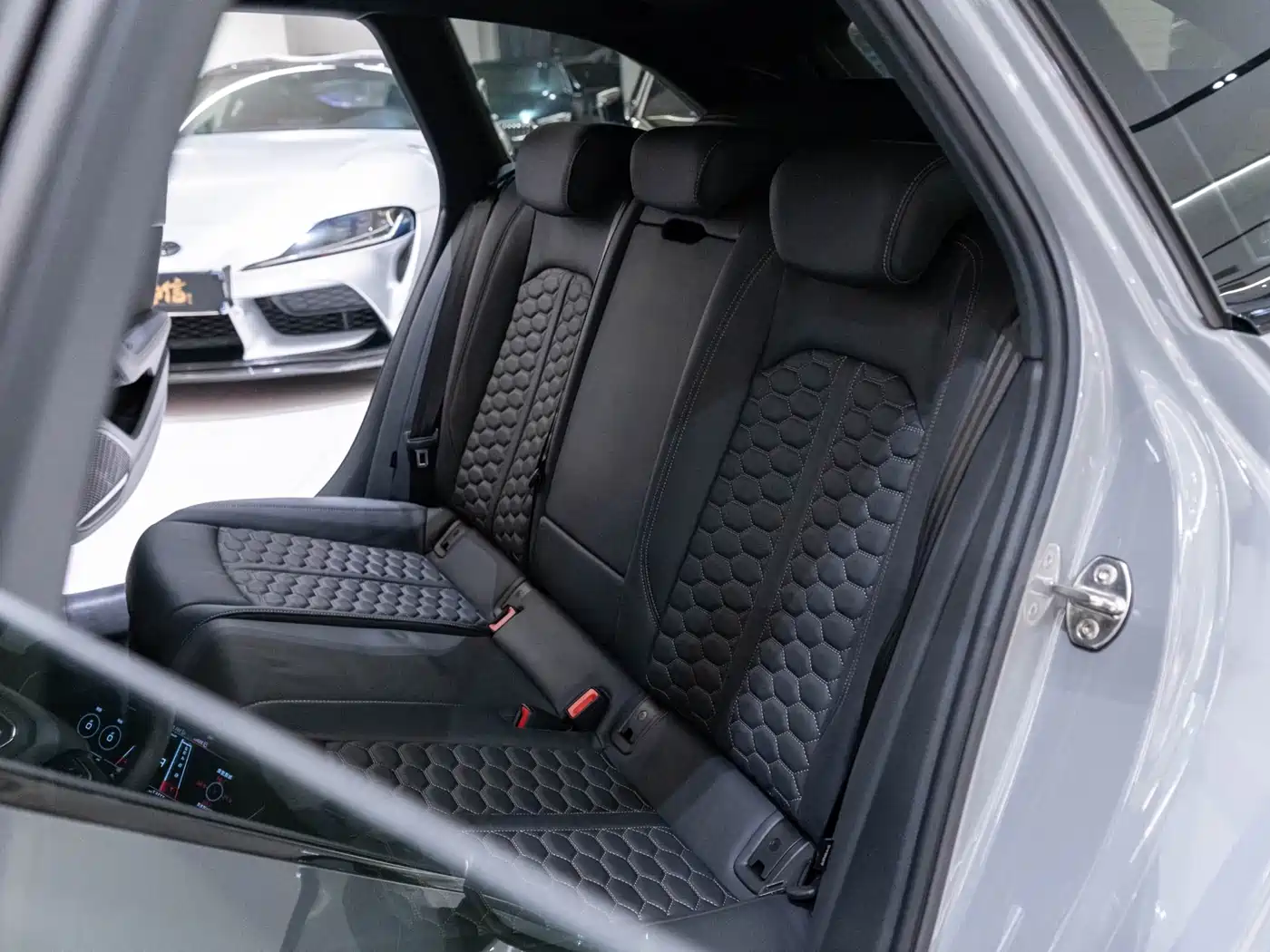 Audi RS 4 2022 RS4 Avant Dark Gold Edition фото 13
