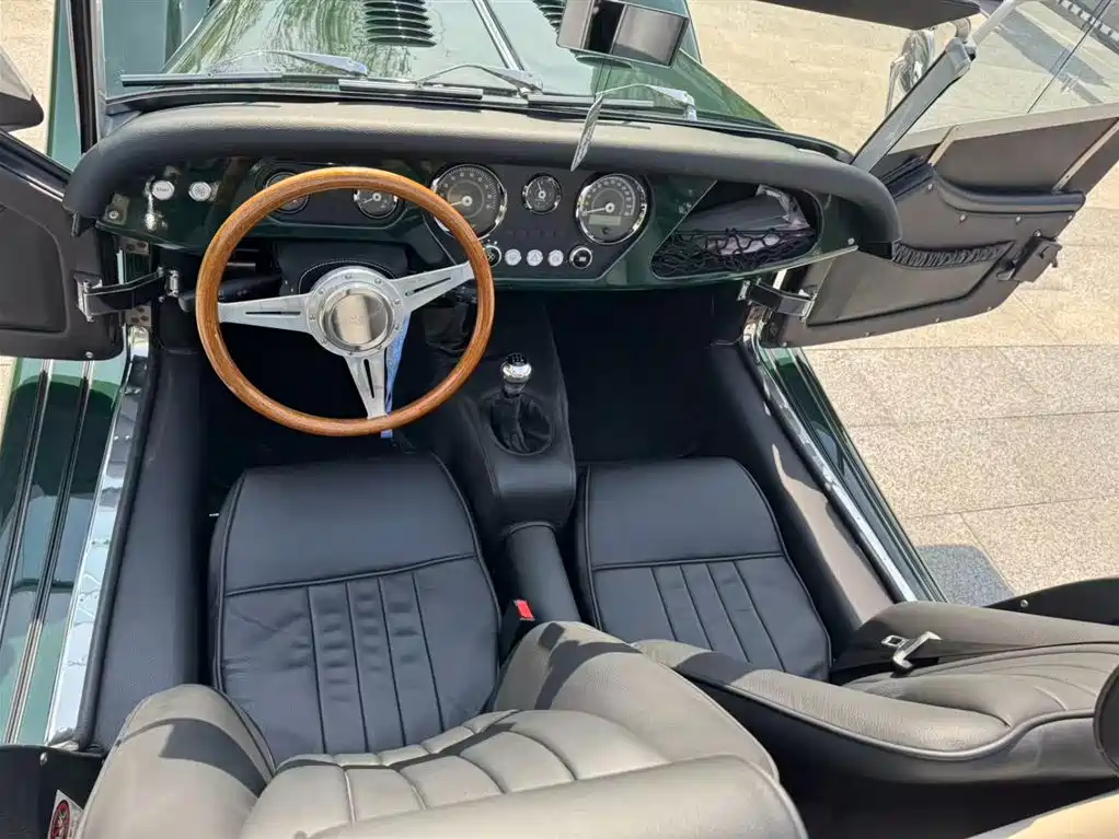 Morgan Plus 4 2013 2.0L Sport 2-seater фото 8