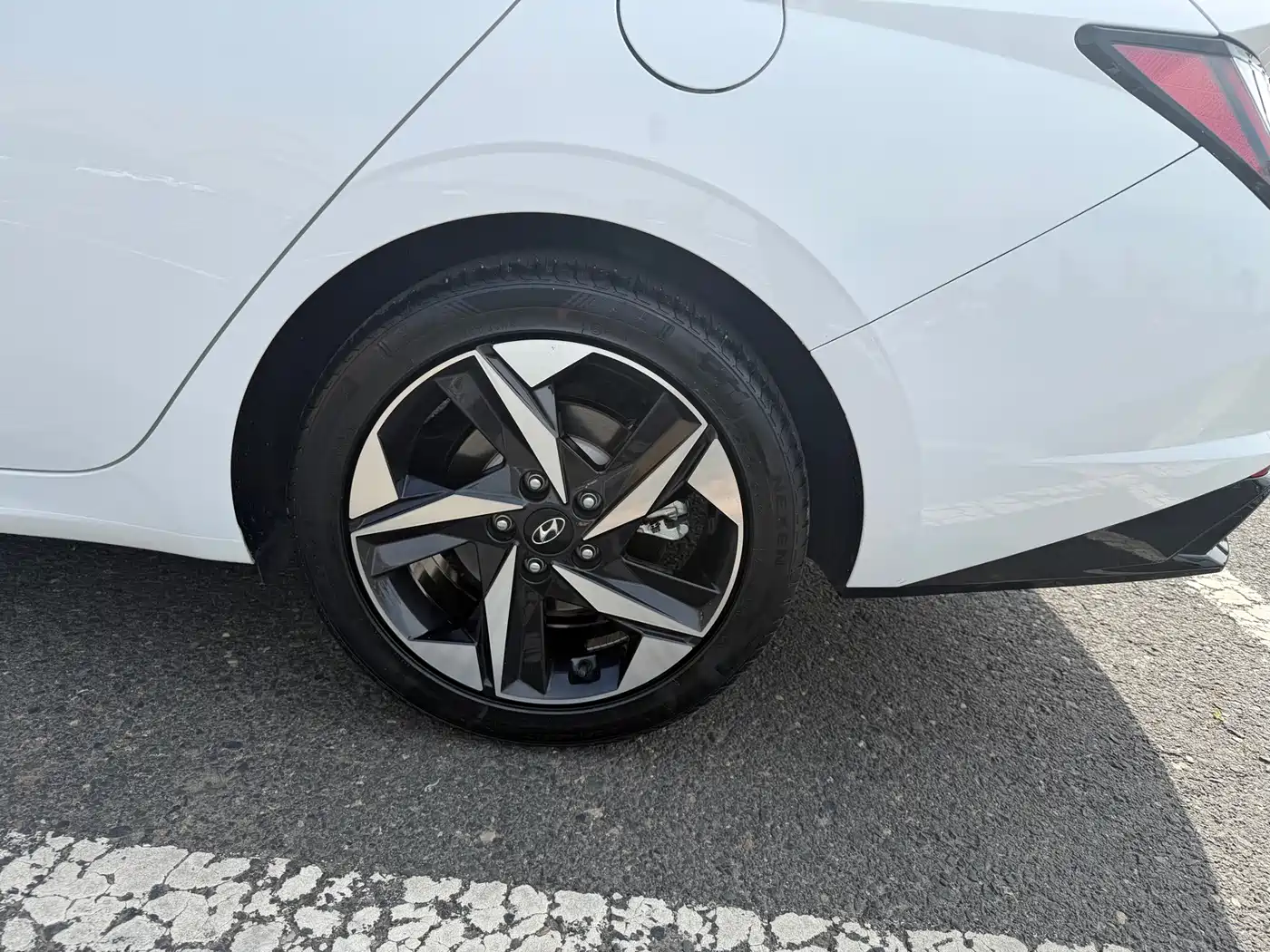 Hyundai Elantra 2022 1.5L CVT LUX Premium Edition фото 12