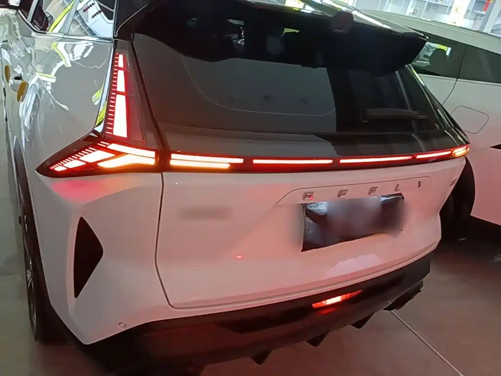 Photo 6 - Geely Atlas