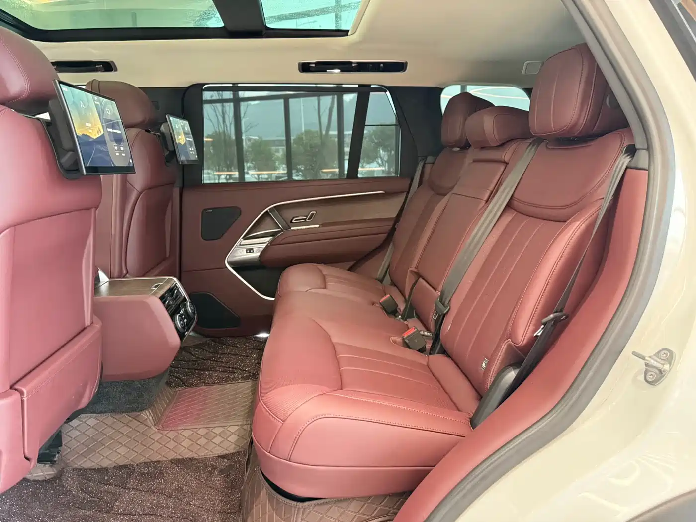 Land Rover Range Rover 2023 3.0 L6 400PS Golden Age Long Wheelbase фото 14