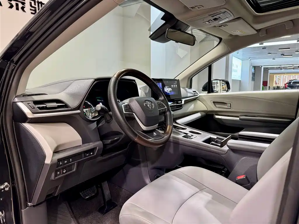 Toyota Granvia 2024 2.5L Hybrid Comfort фото 27