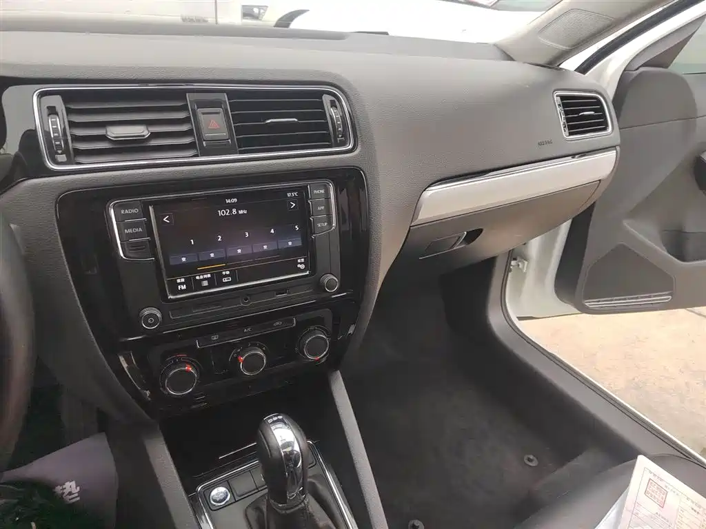Volkswagen Sagitar 2018 280TSI DSG Spark Edition фото 9