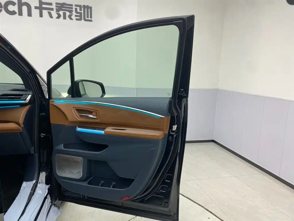 Toyota Granvia 2024 2.5L Hybrid Comfort фото 31