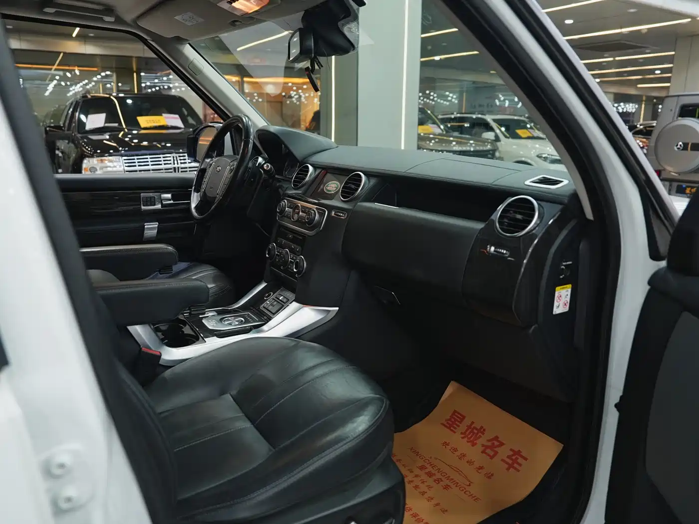 Land Rover Discovery 2015 3.0 SC V6 SE фото 10