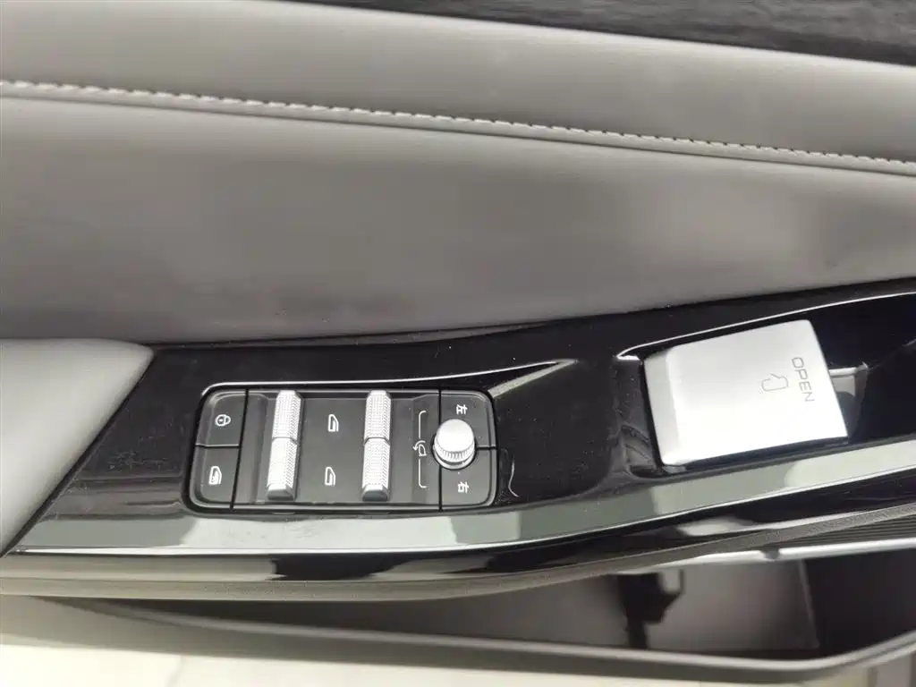 Geely Galaxy Galaxy L6 2025 EM-i 140km Starship Edition фото 9