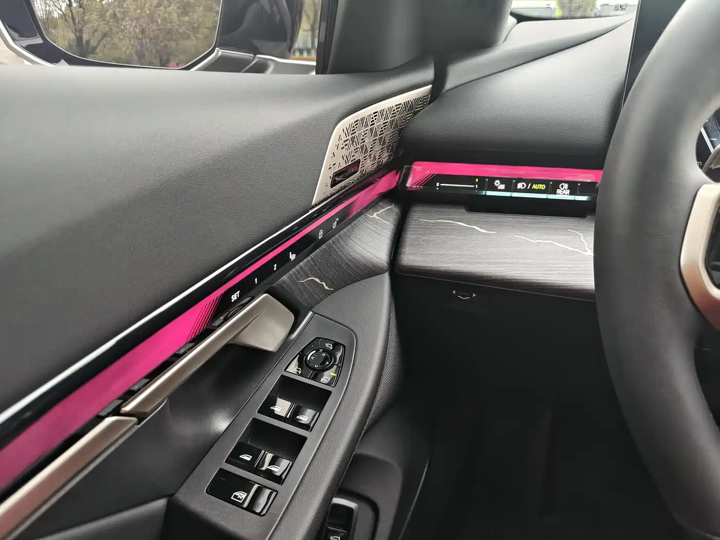 BMW 5 Series 2025 530Li Premium M Sport Package фото 15