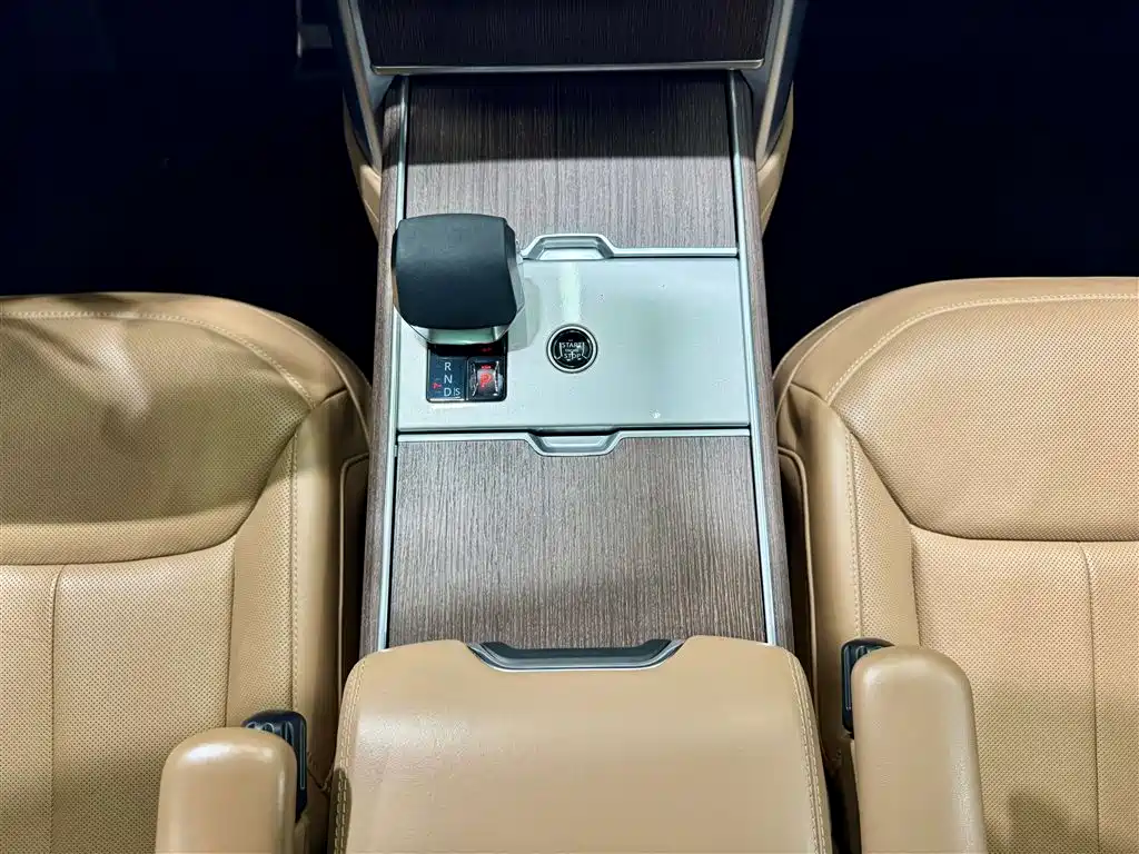 Land Rover Range Rover 2024 3.0 L6 400PS Golden Age Extended 7-Seater фото 25