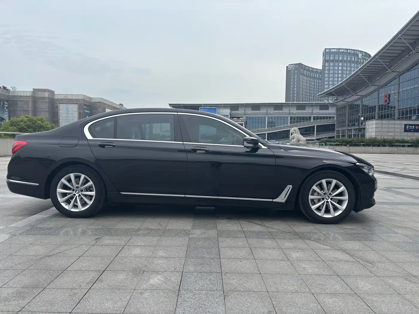 BMW 7 Series 2016 730Li Leading фото 8
