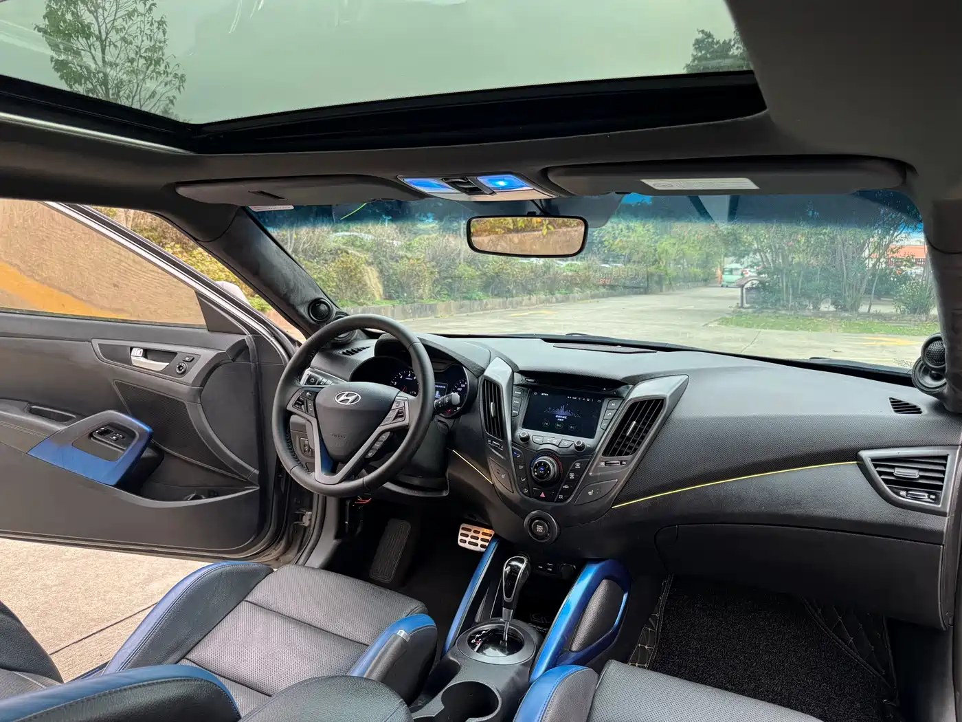 Hyundai Veloster 2015 1.6T Automatic Luxury Edition фото 11