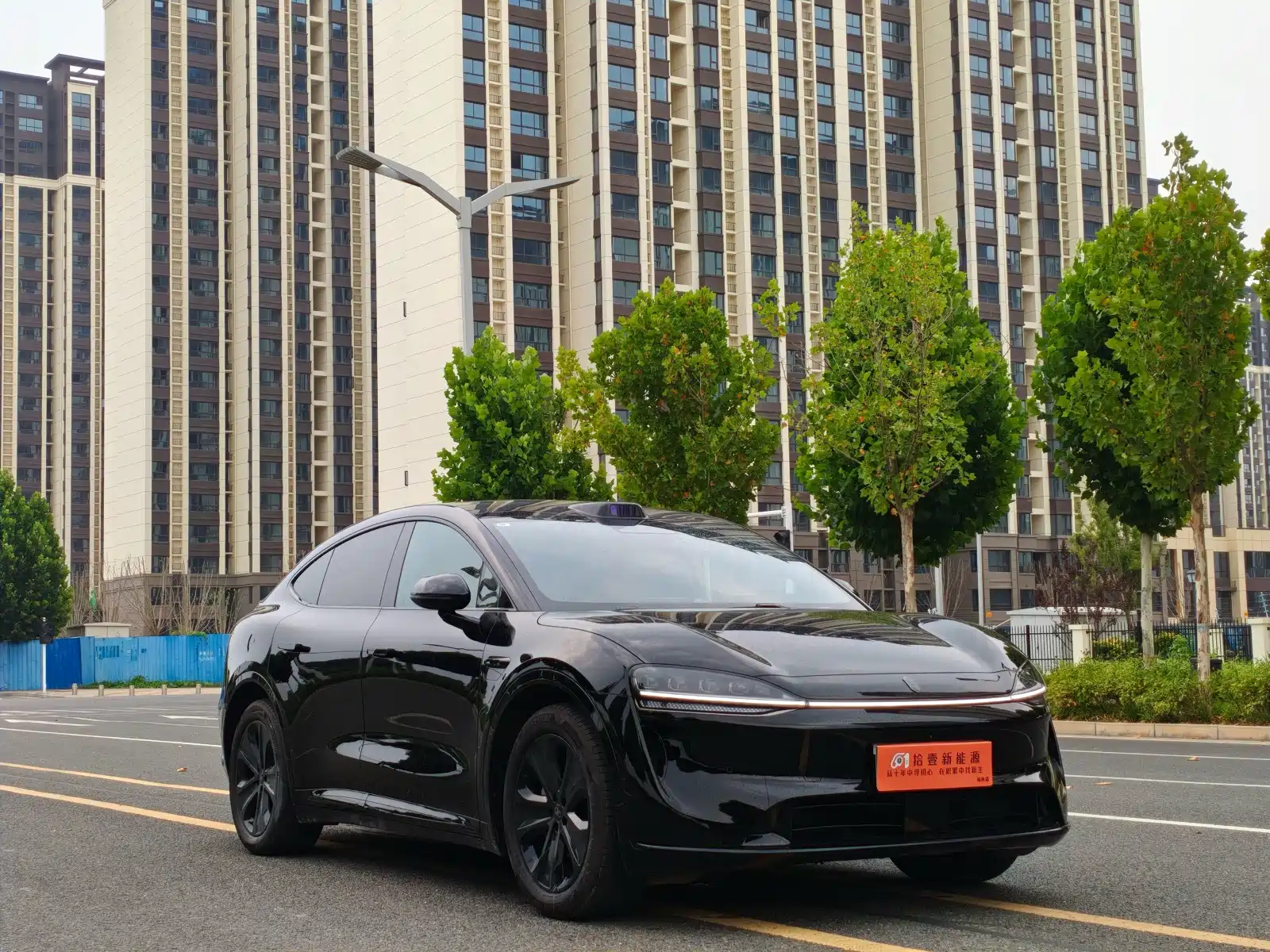 Photo 3 - Zhijie Luxeed R7