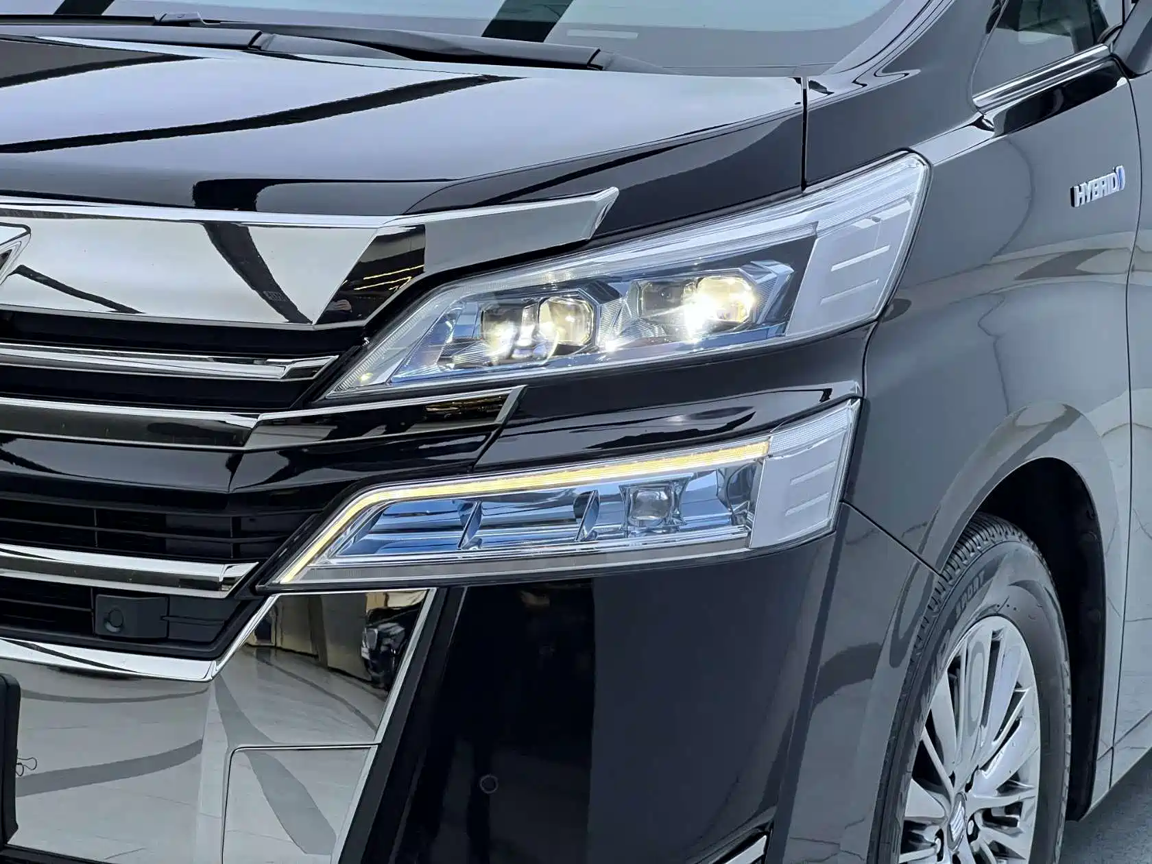 Фото 3 - Toyota Vellfire