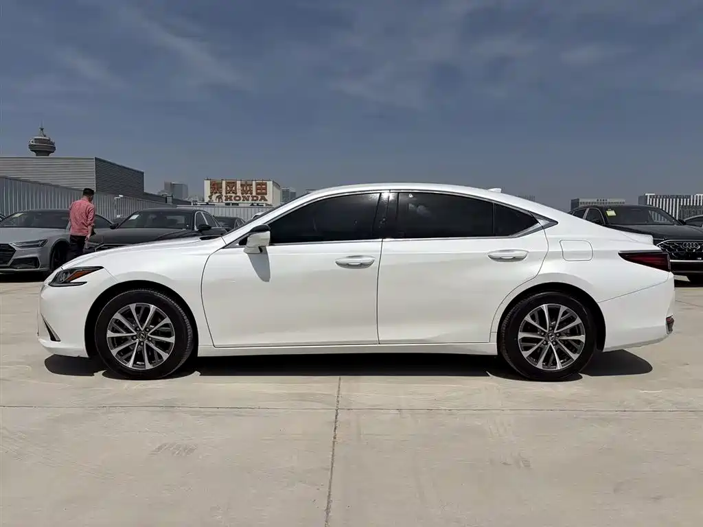 Lexus ES 2022 200 Luxury Edition фото 4