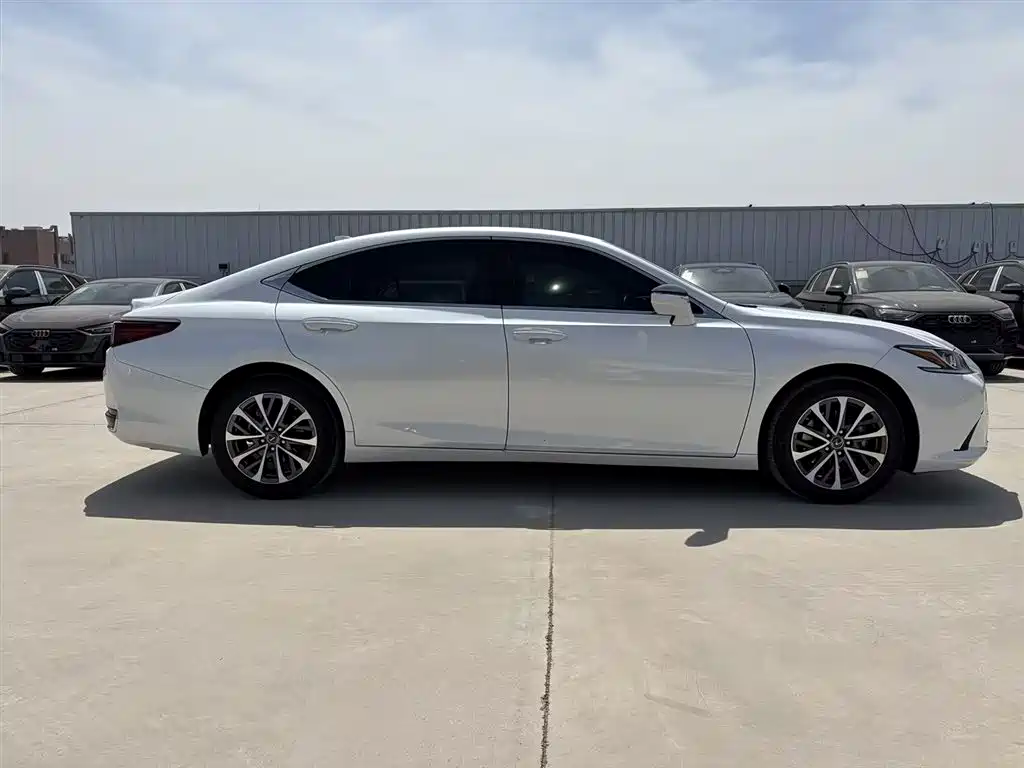 Lexus ES 2022 200 Luxury Edition фото 5